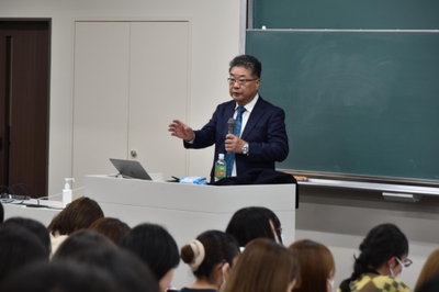 特別講義で研究について語る森特任教授