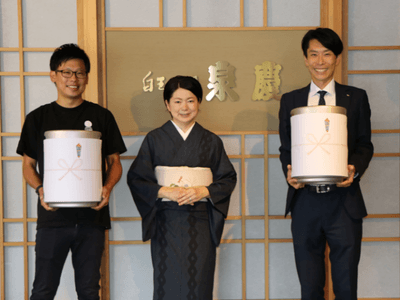 泉慶華鳳の女将(写真中央)にクラフトビール樽をお届け