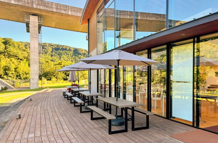 伊豆の山と川を眺めるくつろぎスペース