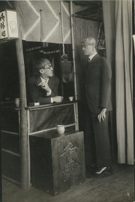 ボリス・リプニツキ《アトリエの藤田(自分を模したマネキンと)》1925年頃 シャーマン・コレクション(河村泳静氏所蔵/伊達市教育委員会寄託)