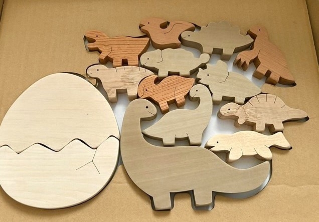 子どもたちにプレゼントする「バランス恐竜ブロック」=あすなろ工房提供