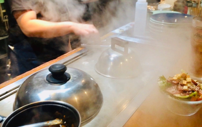 臨場感たっぷりのカウンター特等席