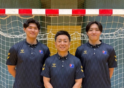 左から米田昇平選手、本山慶樹監督、松岡凌汰選手