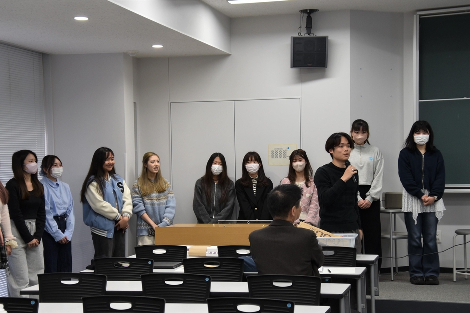 質問に答えるハワイ組の学生