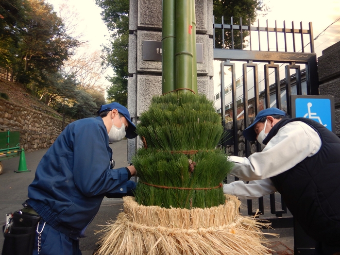 昨年度の門松制作の様子（旧岩崎邸庭園）