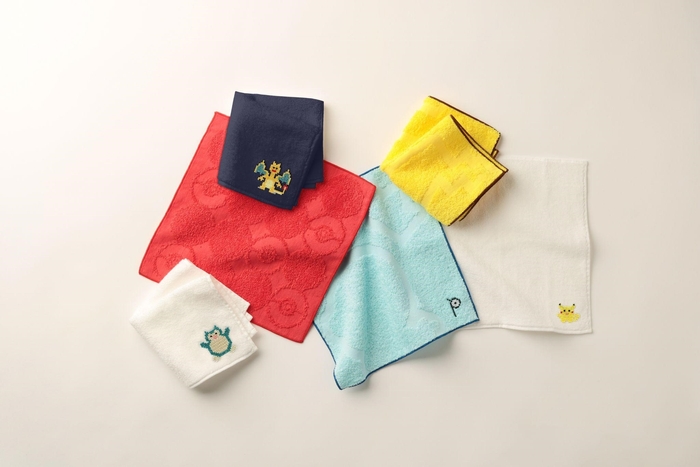 左から)ホワイト(無地)+カビゴン刺繍、レッド(モンスターボール)、ネイビー(無地)+リザードン刺繍、ブルー(ポッチャマ)+アンノーン刺繍、イエロー(ピカチュウ)、ホワイト(無地)+ピカチュウ刺繍