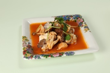 鱧とアサリの蒸し焼き(トマトのソース使用)