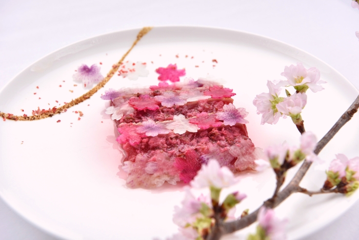 桜の花香る鮪のカルパッチョ　桜に見立てた根菜のコポー