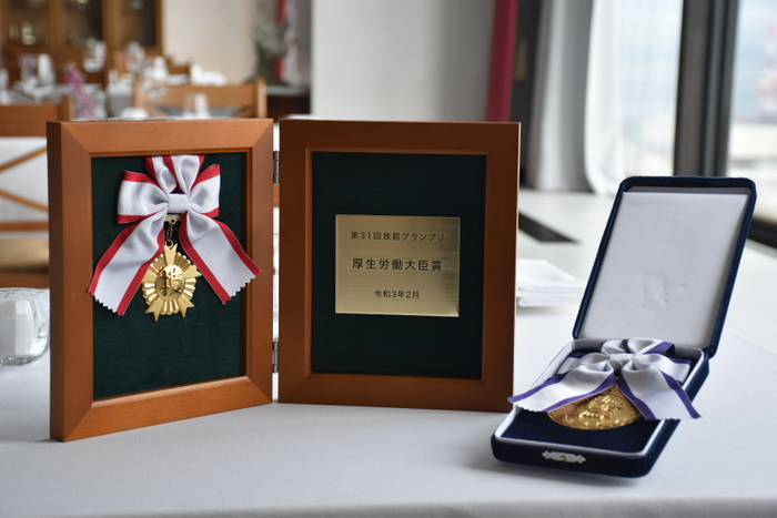 厚生労働大臣賞の盾と金賞のメダル