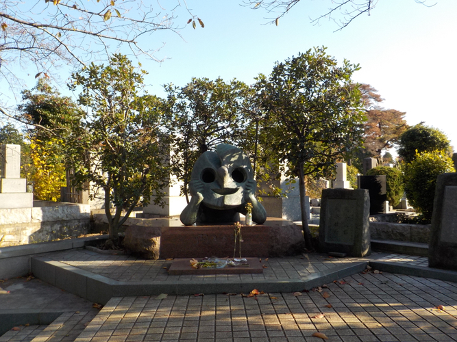 岡本太郎墓所（多磨霊園）