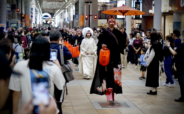 ハロウィンの闇夜を切り開き現れた狐の嫁入り行列　 ～幻空堂 お狐ハロウィン～