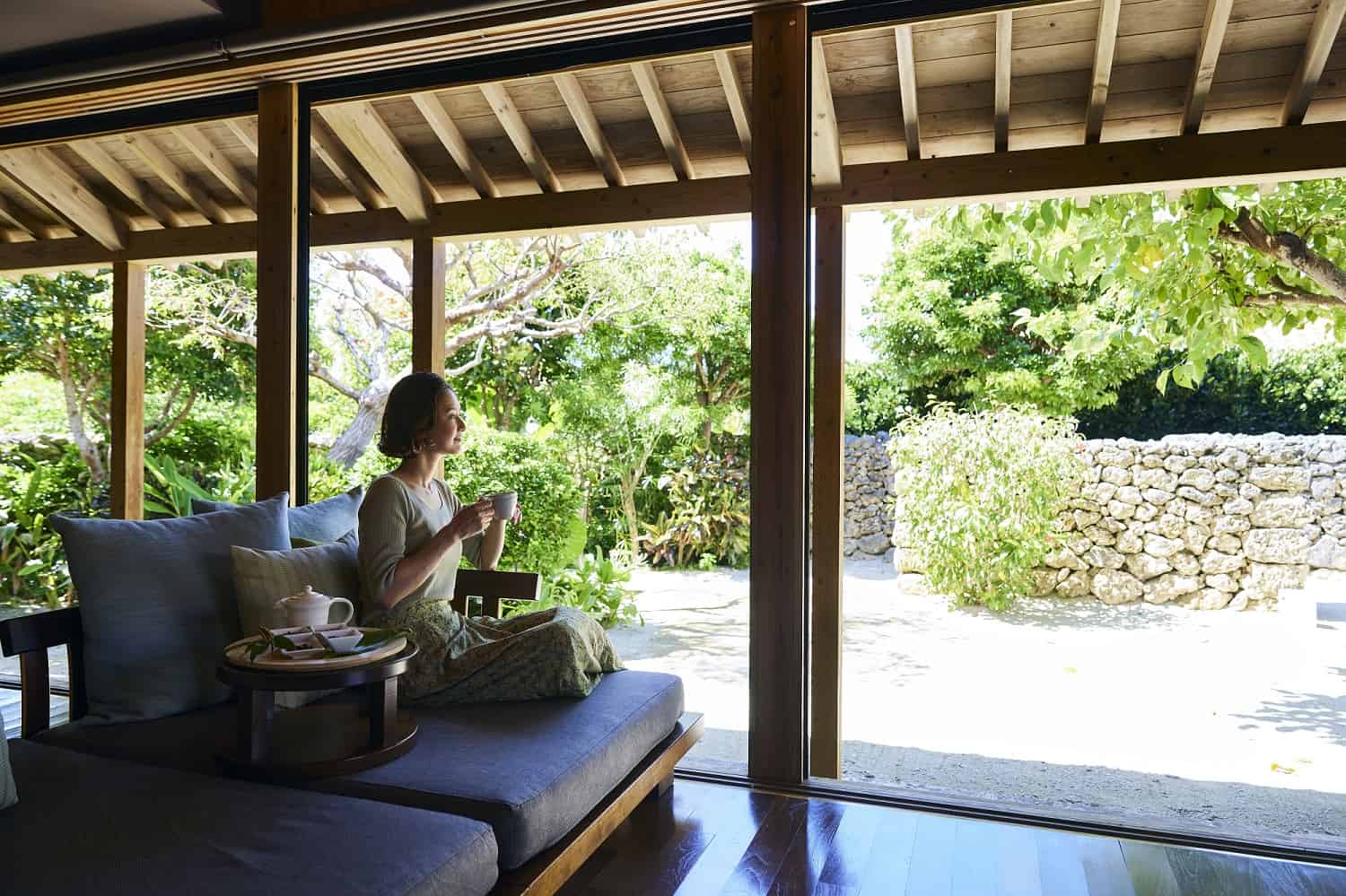 【星のや竹富島】命草を用いたチャイづくりや食事、「命草玉」スパトリートメントやサウナなどで身体の芯から温まる「命草(ぬちぐさ)ぬったーるん滞在」今冬も実施｜期間：2022年12月1日～2023年2月28日