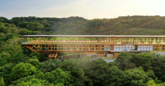 ▲日本杉や松などの木材を組み合わせた、建築家 坂茂氏による建築デザインの「禅坊 靖寧」