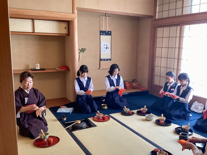 2024年度 大阪信愛学院小学校「茶道クラブ」の活動の様子