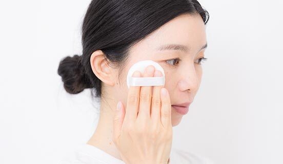 毛穴やくすみをぼかし、キメの整った明るい肌を演出