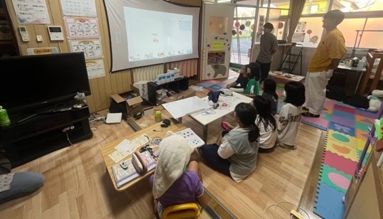 建築学部の学生らが運営する「ゲーム寺子屋」の活動風景