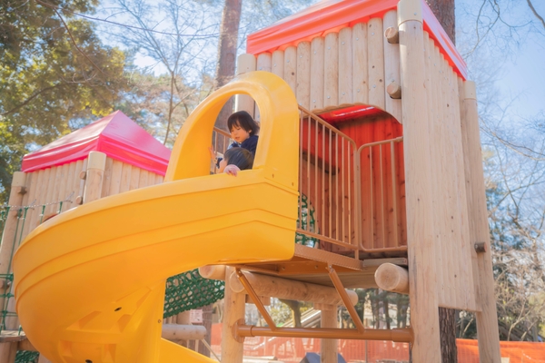 カラフルで楽しい滑り台などお子様が楽しめるような工夫がいっぱい