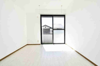 自然素材の漆喰を使用しているので、室内空間が明るくなります。