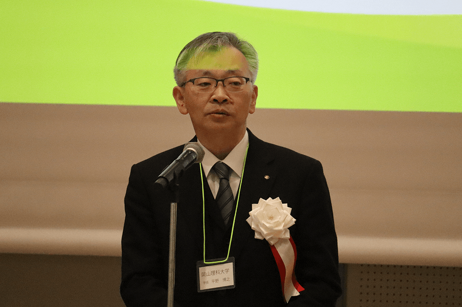 挨拶する平野博之学長