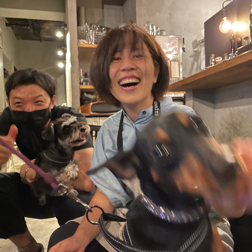 店主の長石さん(左)とゆかりさんと愛犬　　