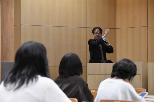 スリランカとスウェーデンの状況を説明する水越大使