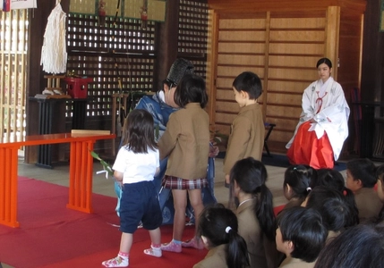 御影インターナショナルこども園　園児が近くの弓弦羽神社で七五三詣で体験　神妙に頭下げお祓い