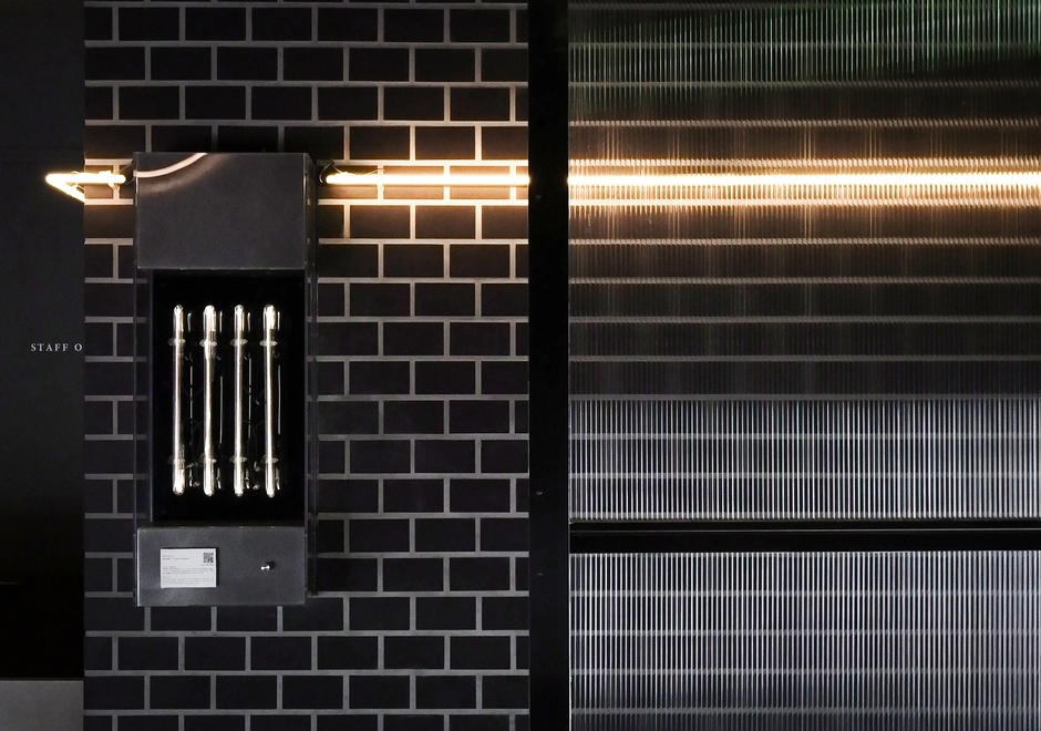 電圧を変えて光の動きを楽しめるネオンアート