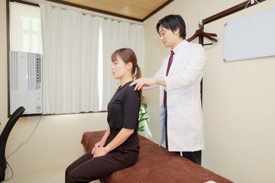 施術前後の身体の状態や動きを確認する様子