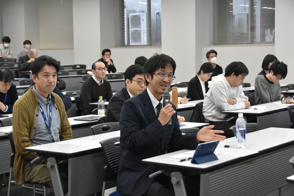 質問する水本秀二准教授