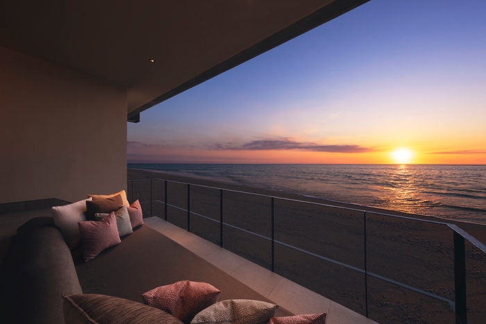 【星のや沖縄】客室_テラスリビング(夕景)