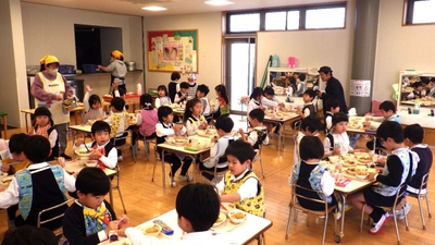 令和5年度(2023年度)、平群町立ゆめさとこども園でのあまいもグラッセ提供の様子