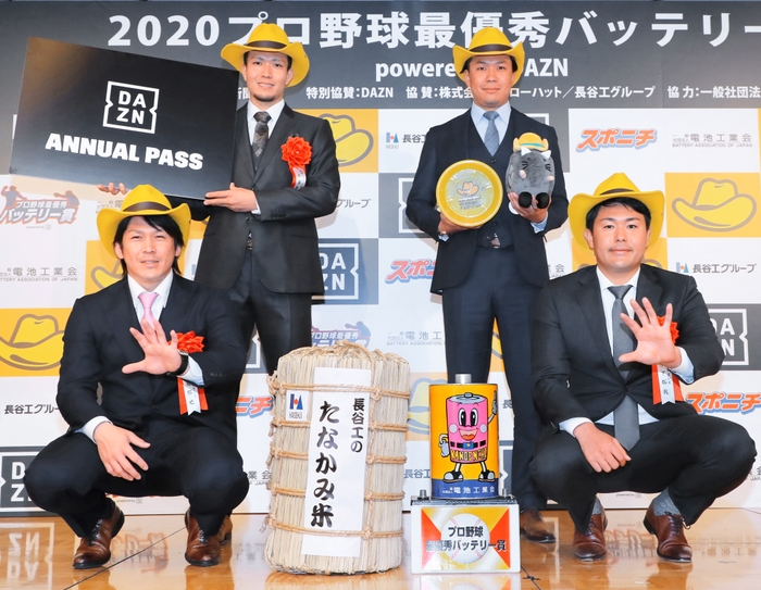 ＜2020 プロ野球最優秀バッテリー賞表彰式＞（左から）千賀滉大投手（上）、甲斐拓也捕手、大野雄大投手（上）、木下拓哉捕手