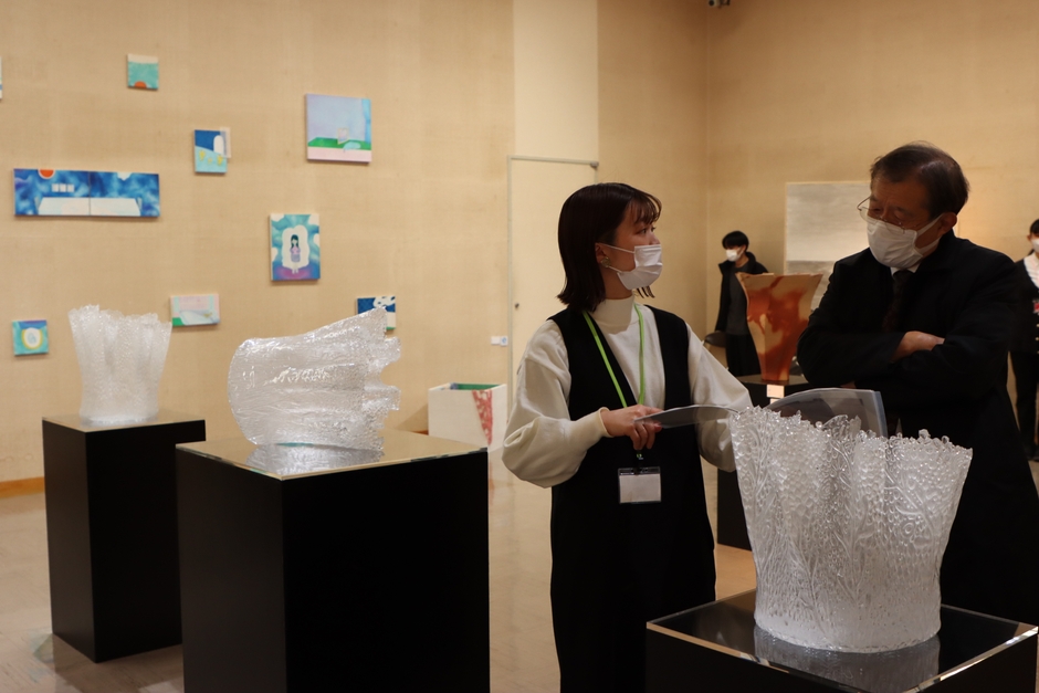 ガラス作品「纏(まとい)」と板野さん