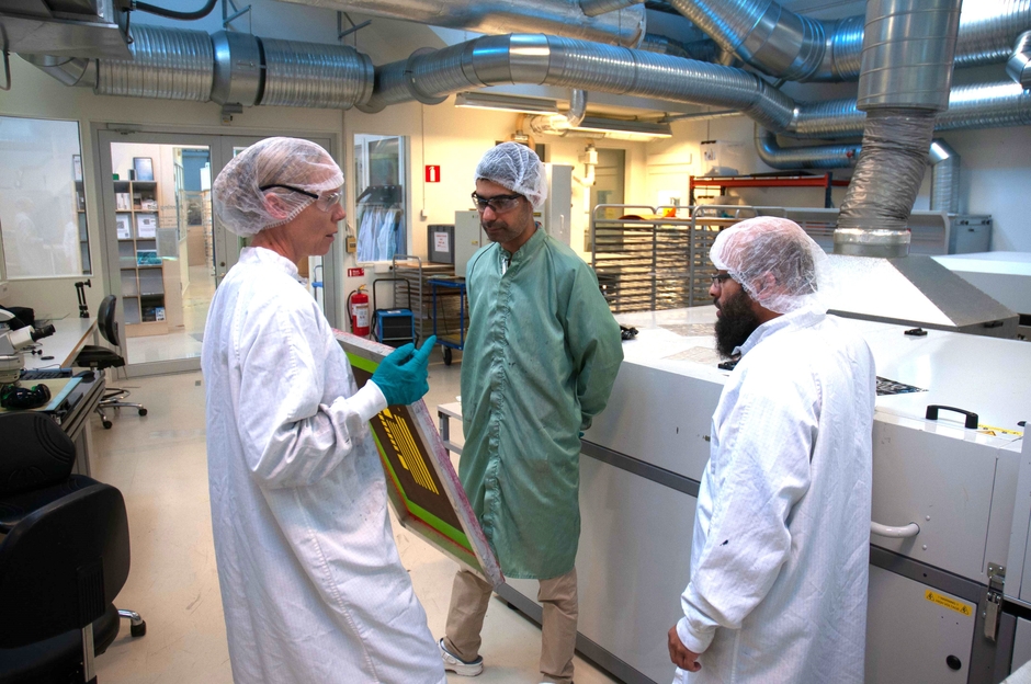 クリーンルーム内でプリンテッドエレクトロニクス向けの新規材料開発と評価を行う研究者たち