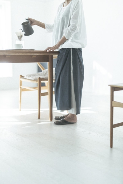 エプロンとして縫ってもらったカディ(インドの手紡ぎの布)をまとって。おなじ形のカディが数枚あり、つかったらその日に洗濯するそう。