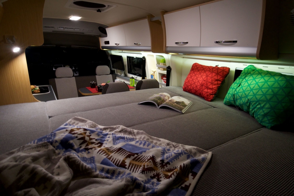 常設ベッドは大人2人がゆったり寝られます。