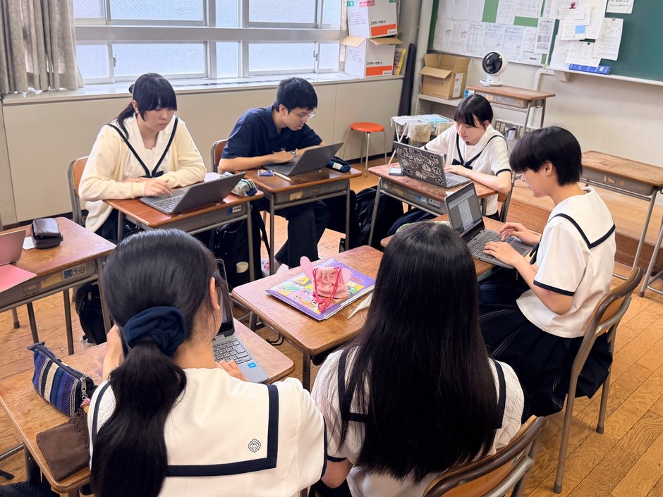 講演会を受けて、高校1年生がグループに分かれてプレゼンテーションを準備する様子
