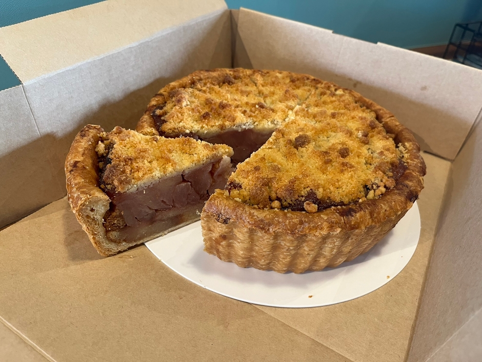 人気のアップルパイをホール販売