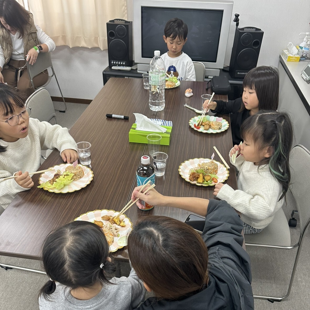 食事を楽しむ子供たちの様子
