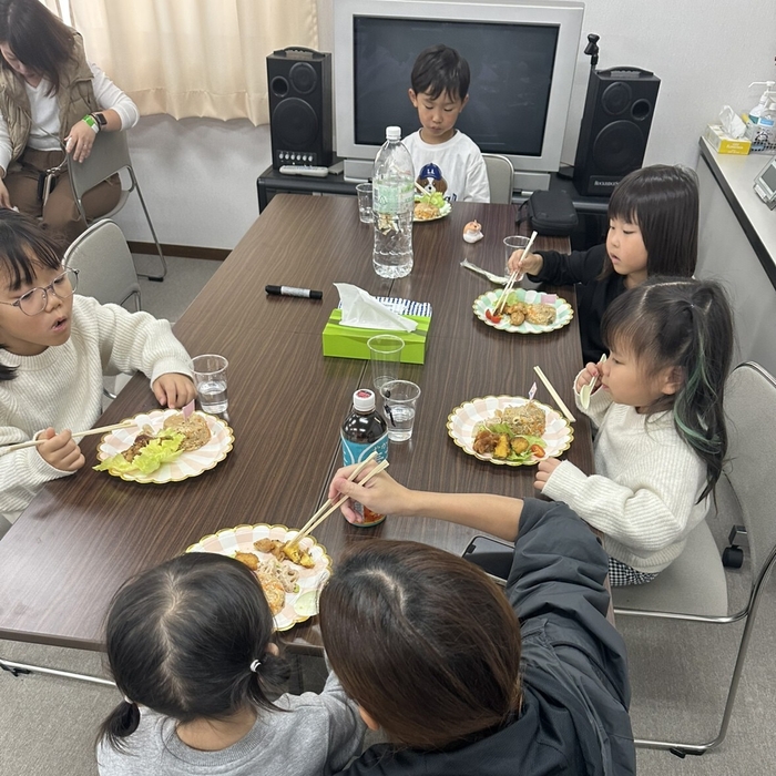 食事を楽しむ子供たちの様子