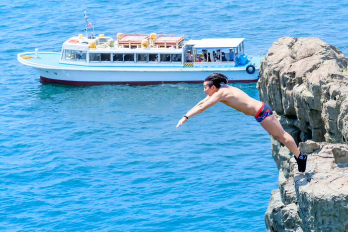 観光客に競技を知ってもらうため、遊覧船が周遊するタイミングに合わせてダイビングする荒田選手。