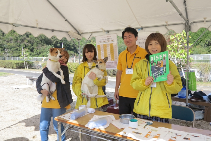 ボランティアで参加した学生と学内犬たち