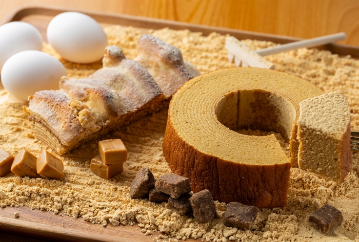 きな粉をかける黒糖バウム 1,728円