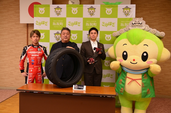 蕎麦切広大選手と当社代表及び坂祝町長とほぎもん