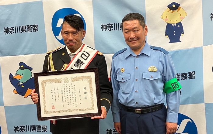 （左から大原はじめさん、中原警察署長佐藤智宏さん）