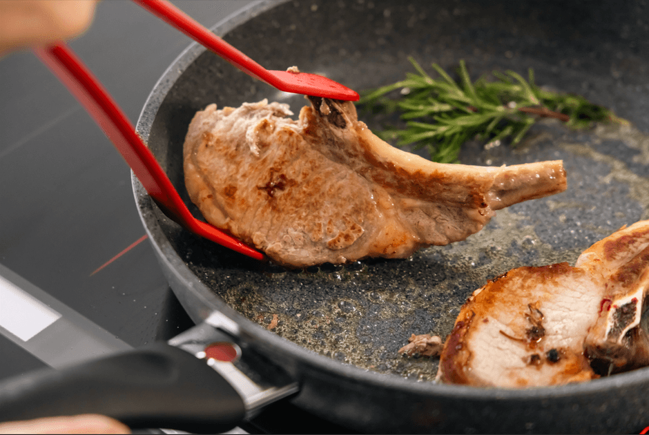 底厚設計による均一な熱伝導と高い蓄熱性