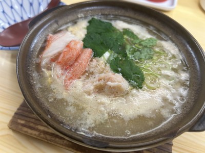 地元で人気の居酒屋で味わえるカニ雑すい(実際に提供されるメニューとは異なる可能性があります)