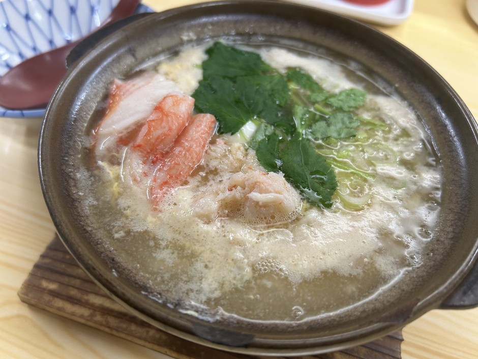 地元で人気の居酒屋で味わえるカニ雑すい(実際に提供されるメニューとは異なる可能性があります)