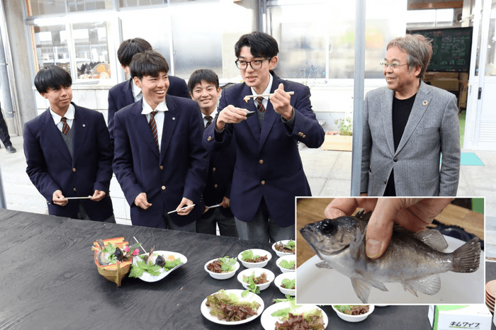 自分たちで育てたメバルを試食する生徒たち。右端は山本准教授