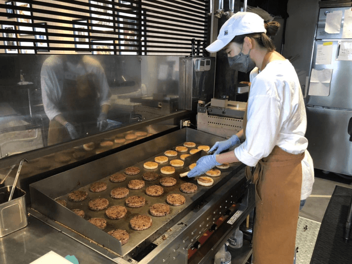 店内の鉄板で焼き上げられる2種のお米バンズ